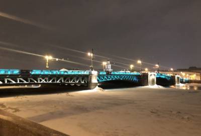 В честь Дня святого Патрика зелеными огнями украсили Дворцовый мост в Петербурге
