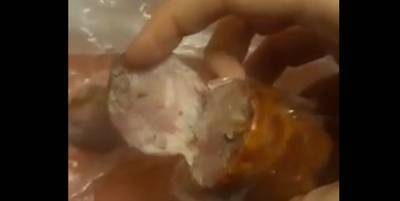 В Одессе женщина купила колбасу с червями и показала находку на видео - ТЕЛЕГРАФ