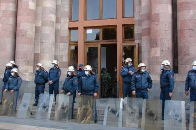У резиденции Саркисяна в Ереване начались стычки оппозиционеров и полиции