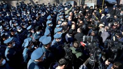 Стычки между митингующими и полицией начались в Ереване