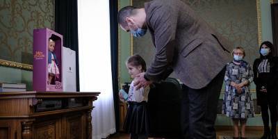 Воспитатели унизили девочку подарком к 8 марта - все детали скандала у детском саду в Черновцах - ТЕЛЕГРАФ