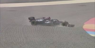 Льюис Хэмилтон - болид чемпиона Формулы-1 вылетел с трассы на тестах в Бахрейне - видео - ТЕЛЕГРАФ