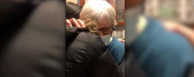Пожилая американка получила от врача задание обнять внучку
