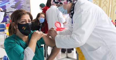 В Тунисе начали вакцинацию населения российским "Спутником V"