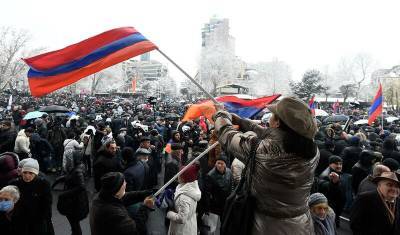 «Никол — предатель!»: протестующие окружили президентскую резиденцию в Ереване