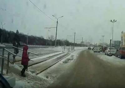 У рязанского ТРЦ «Премьер» девочка убежала от матери и едва не попала под машину