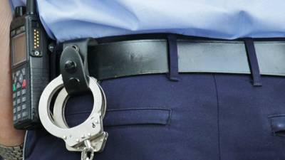 Полицейский применил оружие, чтобы угомонить пьяного дебошира с ножом в Асбесте