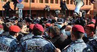 Активисты попытались помешать Пашиняну покинуть резиденцию президента Армении