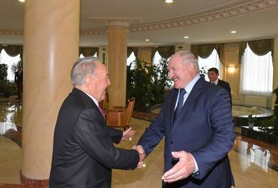 Лукашенко рассказал о золотых часах, которые ему подарил Назарбаев