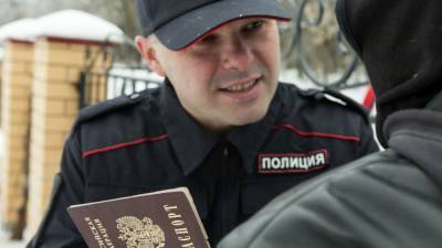 Полиция Петербурга обнаружила полсотни мигрантов в "резиновых" квартирах