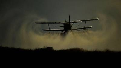 Самолет Ан-2 вынужденно сел в поле под Ставрополем