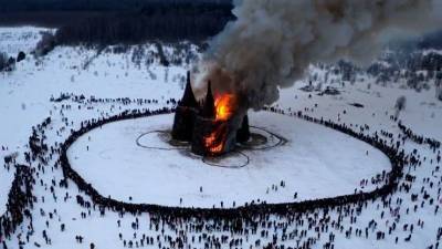 Огненное видео: огромный замок сожгли на Масленицу под Калугой