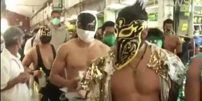 В Мехико профессиональные рестлеры придумали способ заставить людей носить маски - видео - ТЕЛЕГРАФ