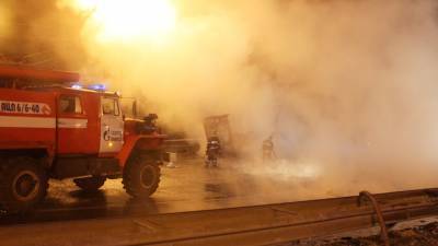 Из-за горящего грузовика на МКАД частично перекрыли движение