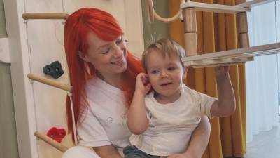 Светлана Тарабарова очаровала прогулкой с двухлетним сыном: смешное видео