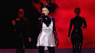 MARUV задрала ногу выше головы, позволив насладится красотой в прозрачном наряде: "Lady Gaga Украины"
