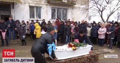 В Херсонской области простились с убитой 7-летней Марией Борисовой