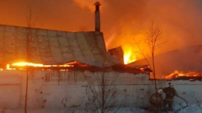 Видео: склады мощно полыхают в Воронеже, раздаются взрывы