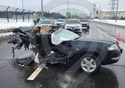 В Москве машину разорвало пополам после столкновения со столбом