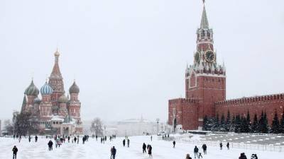 Видео: москвич пробежался голым по Красной площади, начитавшись Достоевского