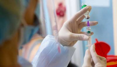 В очередь на прививку от COVID-19 записались более 200 тысяч украинцев