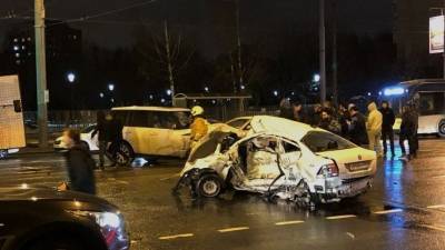 Такси всмятку: водитель Range Rover устроил жуткое ДТП в центре Петербурга