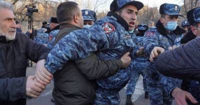 В Армении протестующие подрались с полицией, есть задержанные