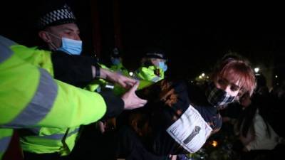 Полицию Лондона раскритиковали за жестокость в ходе акции против насилия