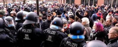 12 полицейских пострадали в Германии во время акций протеста против ограничений