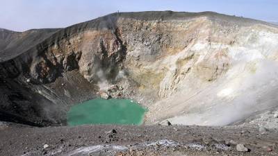 Вулкан Эбеко на Курилах выбросил столб пепла высотой более 2 км