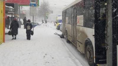 Ребенка без билета выгнали из автобуса в 20-градусный мороз в Магадане