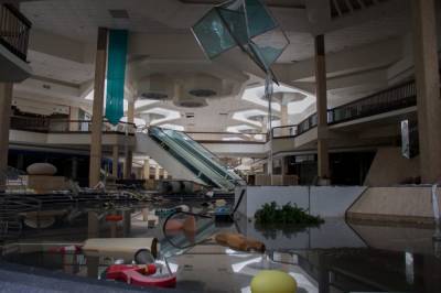 Жуткие интерьеры: фотограф снимает заброшенные торговые центры США