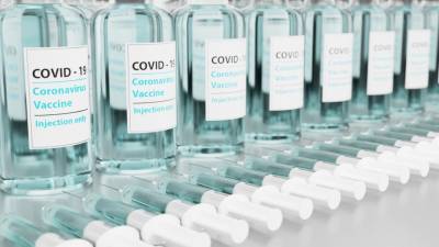 Еврокомиссия назвала ошибочной стратегию ЕС по вакцинации от COVID-19