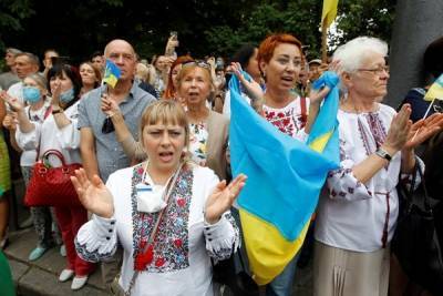 Экс-премьер Азаров рассказал о двукратном падении зарплат на Украине