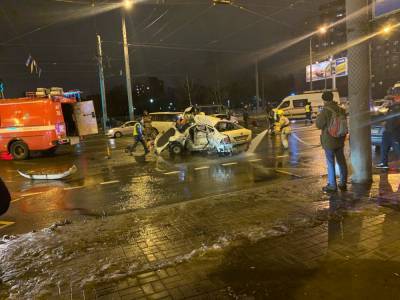 Таксист погиб в жесткой аварии в Санкт-Петербурге – видео