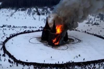 В Калужской области на Масленицу сожгли замок корона-людоеда