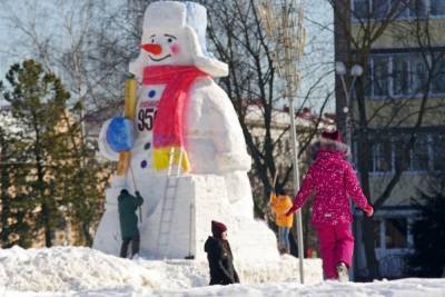 В Рыбинске доделали мега-снеговика