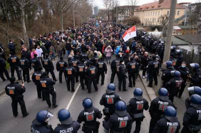 "Пандемия закончилась": в Дрездене во время протеста пострадали 12 полицейских
