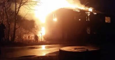 В Прибрежном ночью загорелся довоенный дом (видео)