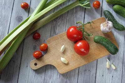 Диетолог Ковальков оценил опасность салата из огурцов и помидоров