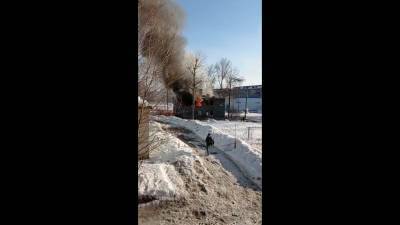 На улице Поповича горит двухэтажный дом