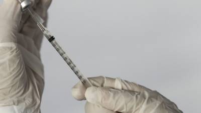 Два человека умерли после прививки от коронавируса в Гонконге