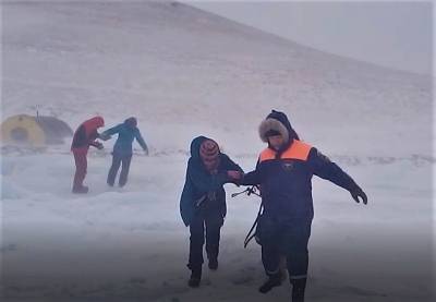 На Байкале группа туристов, попавших в ледяной шторм возле Ольхона, запросила о помощи