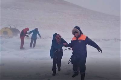 Спасатели эвакуировали группу туристов, попавших в метель на Байкале