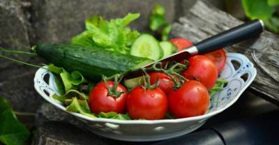 Диетолог развеял популярный миф о салате из огурцов и помидоров