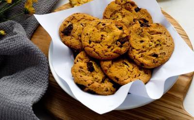 Вкусное печенье с шоколадной крошкой и орехами: домашний рецепт