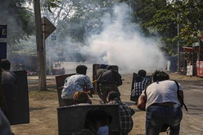Протесты в Мьянме: полиция открыла огонь по протестующим