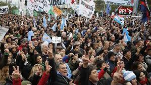 В Аргентине протестующие забросали камнями машину президента страны