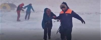 Сотрудники МЧС эвакуировали со льда Байкала попавших в метель туристов