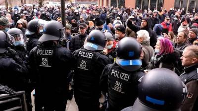 В Дрездене состоялась запрещенная демонстрация: пострадали 12 сотрудников полиции